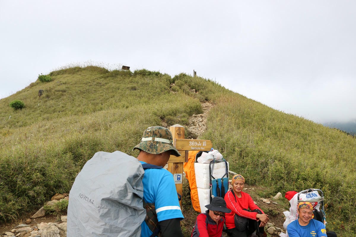 台灣第二高峰雪山三天兩夜 百岳雪山東峰下雨快跑啊