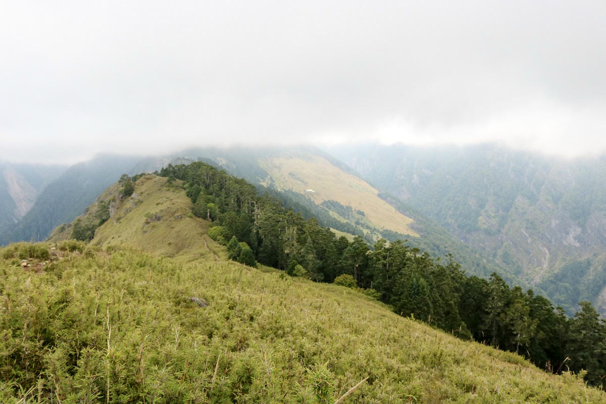 台灣第二高峰雪山三天兩夜 百岳雪山東峰下雨快跑啊