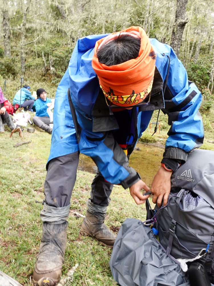 登山衣服吸濕排汗快乾長袖 防風外套 中層衣 羊毛內褲品牌心得比較