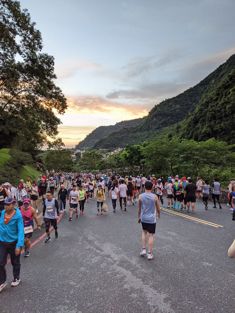 花蓮太魯閣馬拉松 我的初次半馬把自己打殘人生何苦這樣