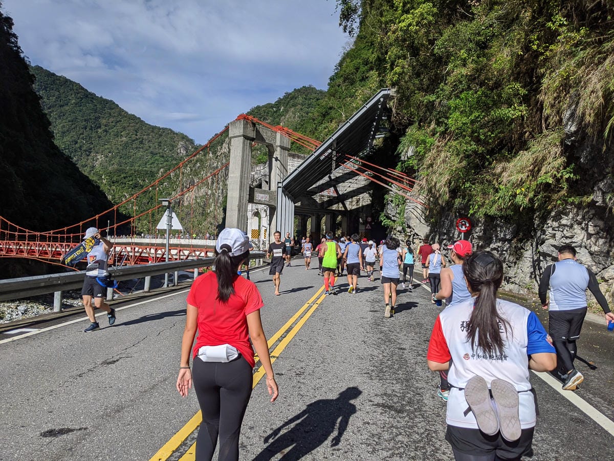 花蓮太魯閣馬拉松 我的初次半馬把自己打殘人生何苦這樣