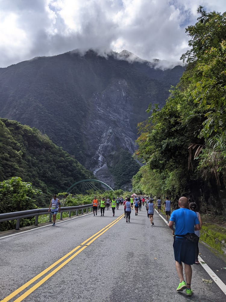 花蓮太魯閣馬拉松 我的初次半馬把自己打殘人生何苦這樣