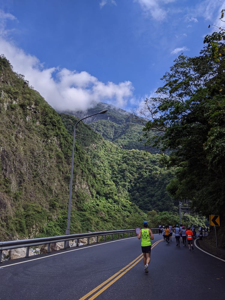 花蓮太魯閣馬拉松 我的初次半馬把自己打殘人生何苦這樣