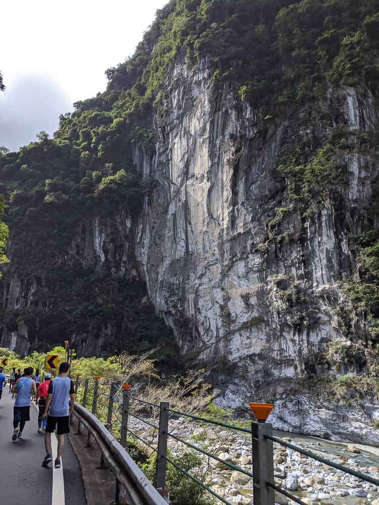 花蓮太魯閣馬拉松 我的初次半馬把自己打殘人生何苦這樣