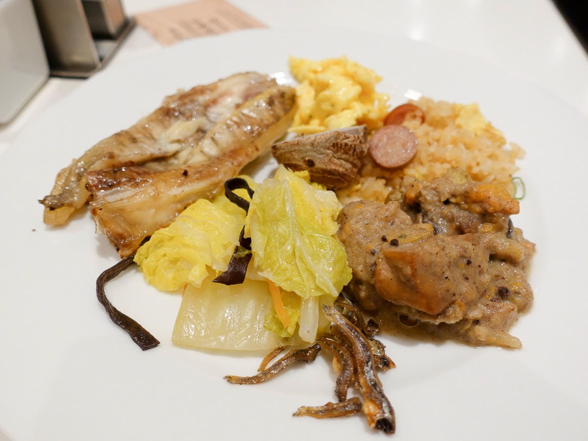 台北南港高鐵六福萬怡酒店住一晚 自助早餐敘日全日餐廳不錯吃