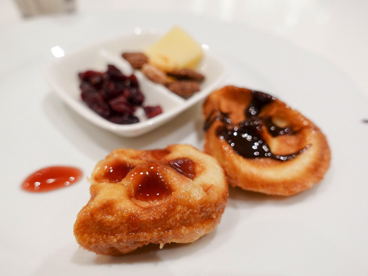 台北南港高鐵六福萬怡酒店住一晚 自助早餐敘日全日餐廳不錯吃