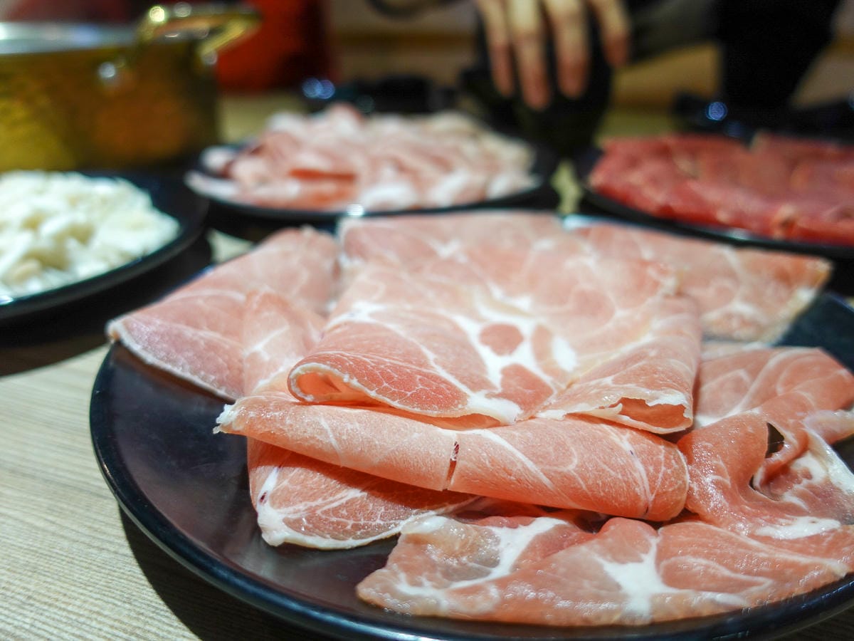 北車善導寺美食 東北之家酸菜白肉鍋吃到飽 青島店服務有特色