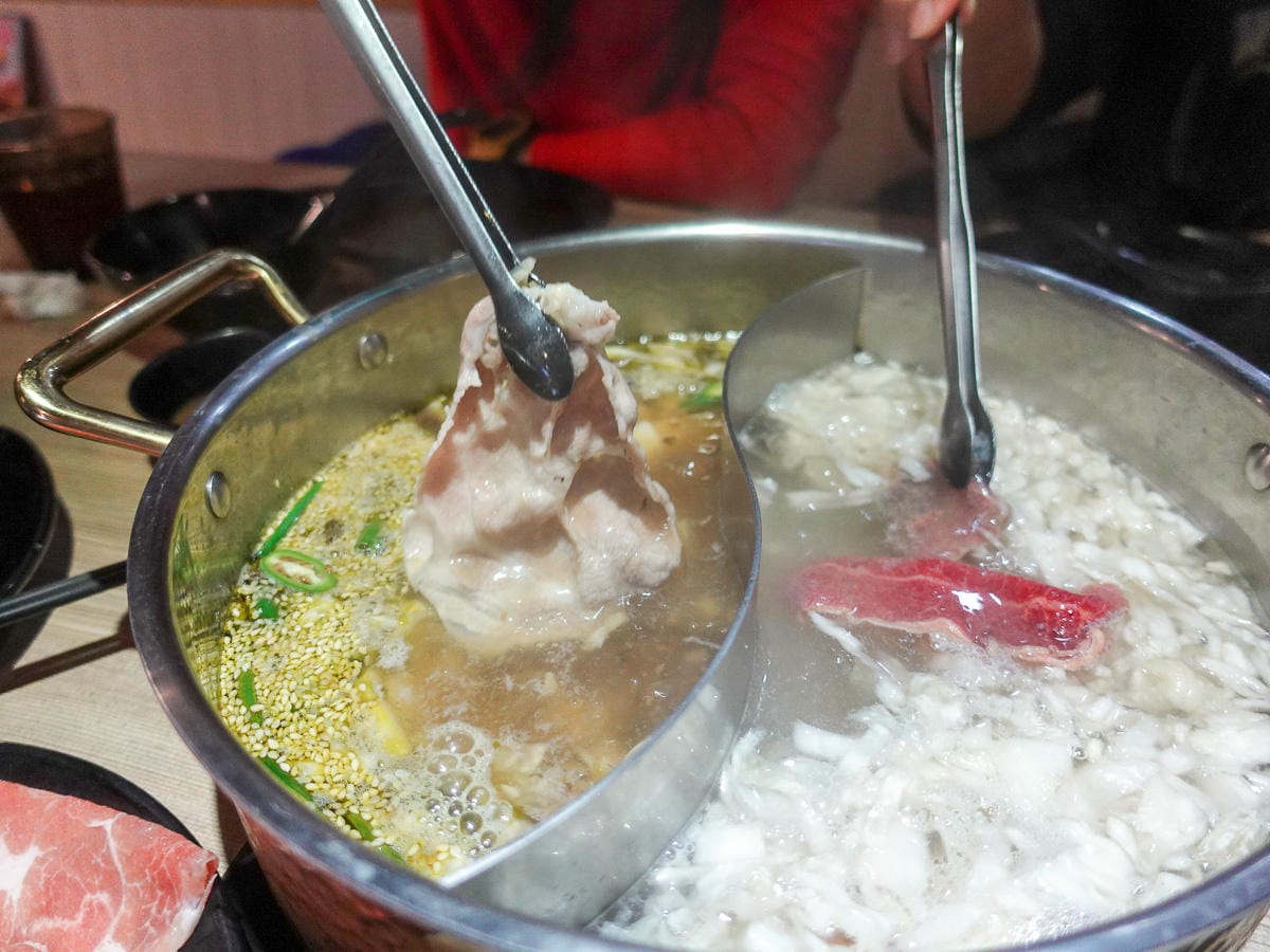 北車善導寺美食 東北之家酸菜白肉鍋吃到飽 青島店服務有特色