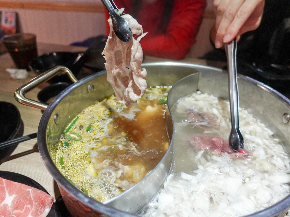 北車善導寺美食 東北之家酸菜白肉鍋吃到飽 青島店服務有特色