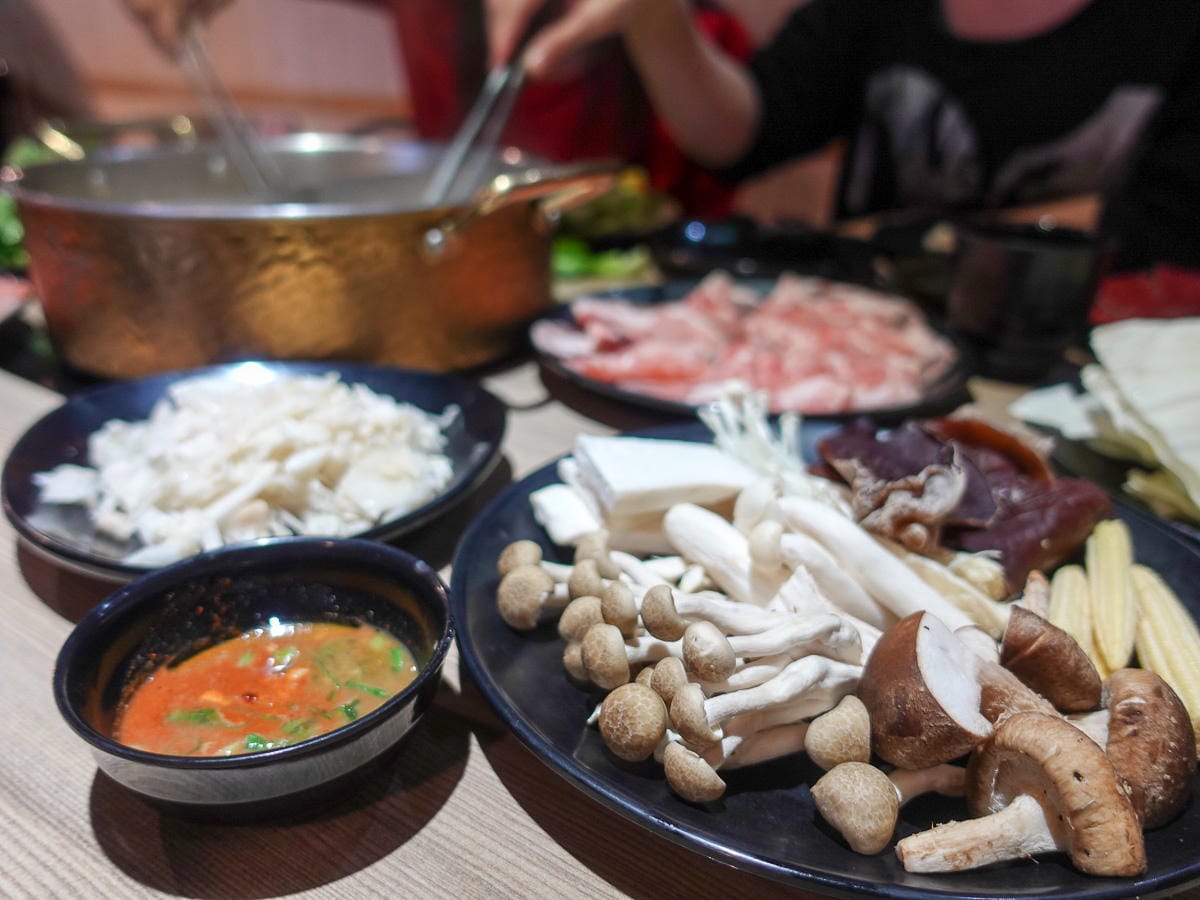 北車善導寺美食 東北之家酸菜白肉鍋吃到飽 青島店服務有特色