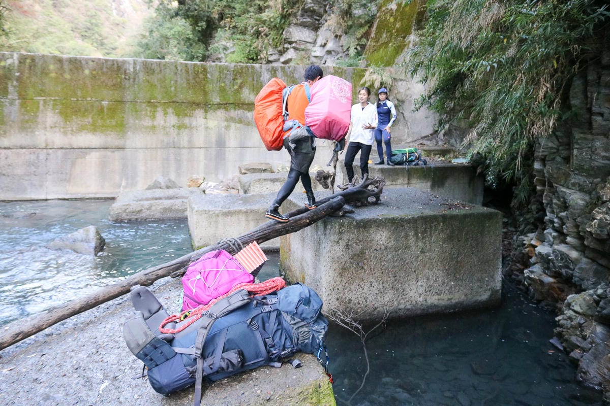 雲海溫泉 野營溫泉兩天爬到飽 南投秘境溯溪攀岩露營泡湯一次滿足