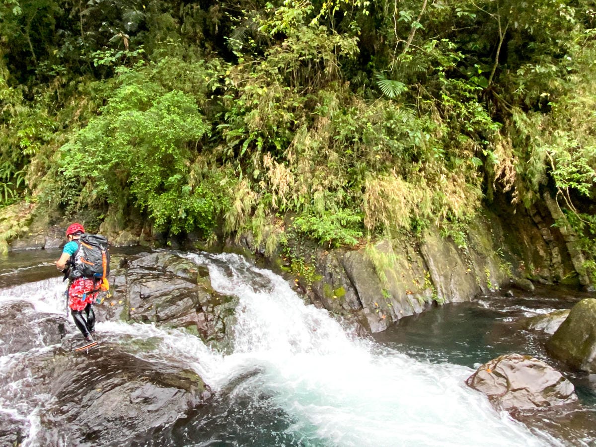 新竹尖石那羅溯溪 天然滑水道新手適合夏日玩水天堂