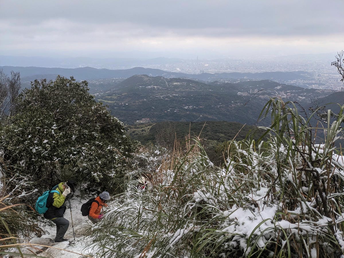 陽明山降雪，雪中登七星山注意陽明山交管 附在地推薦陽明山美食