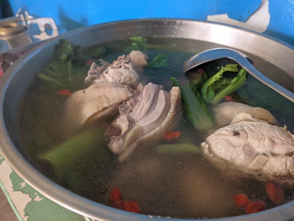 陽明山降雪，雪中登七星山注意陽明山交管 附在地推薦陽明山美食