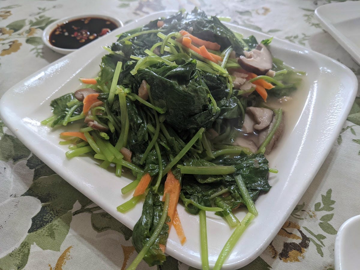 陽明山降雪，雪中登七星山注意陽明山交管 附在地推薦陽明山美食