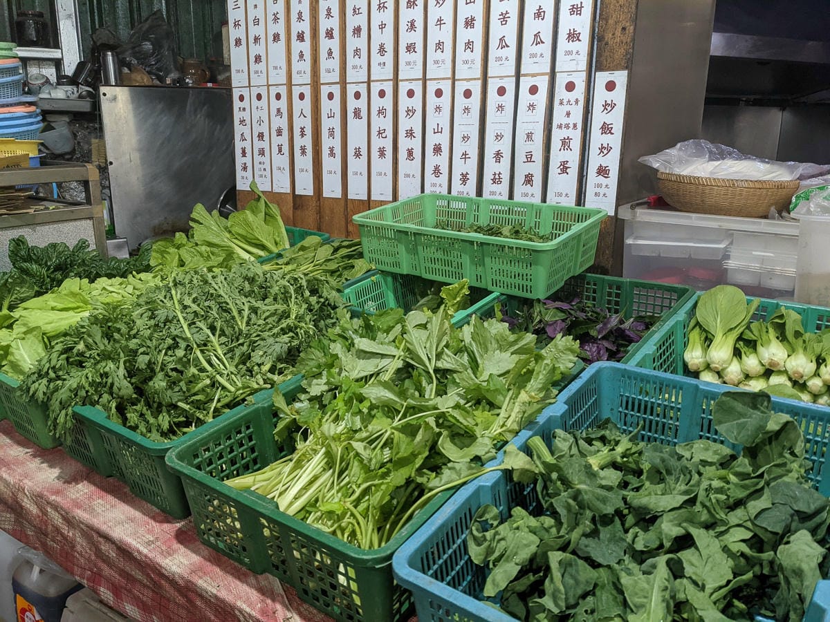 陽明山降雪，雪中登七星山注意陽明山交管 附在地推薦陽明山美食