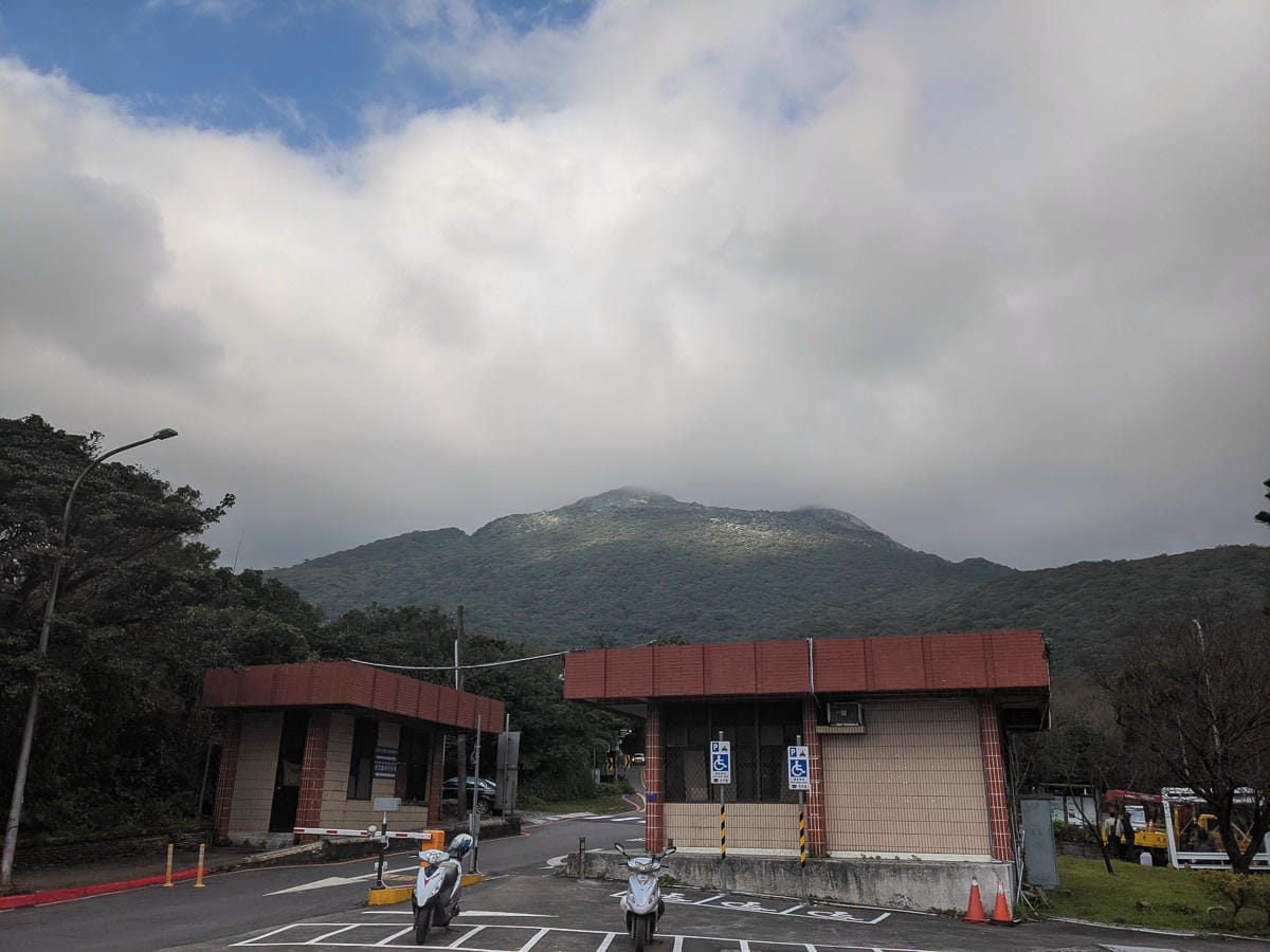 陽明山降雪，雪中登七星山注意陽明山交管 附在地推薦陽明山美食