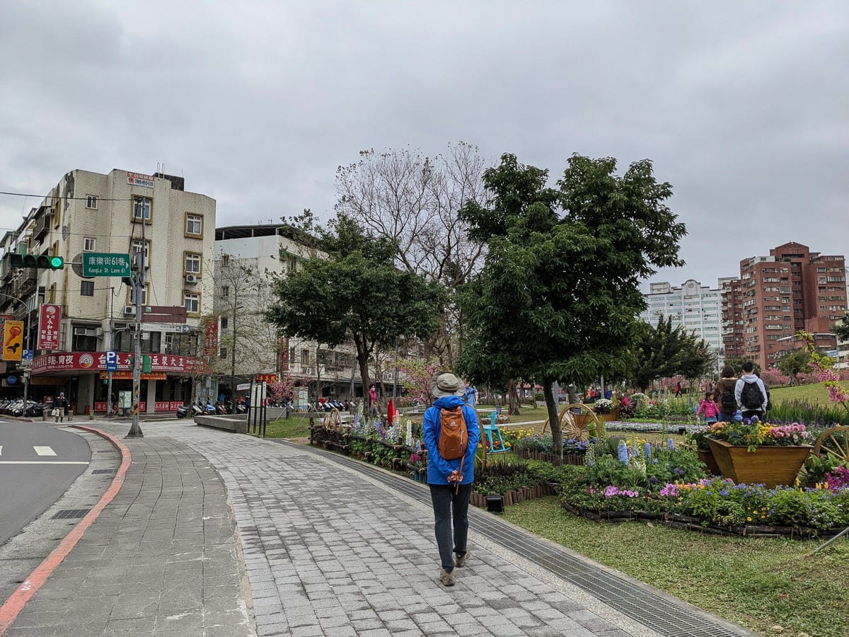 樂活公園追櫻花 康樂山明舉山原始土路新手推薦台北冬天爬山路線