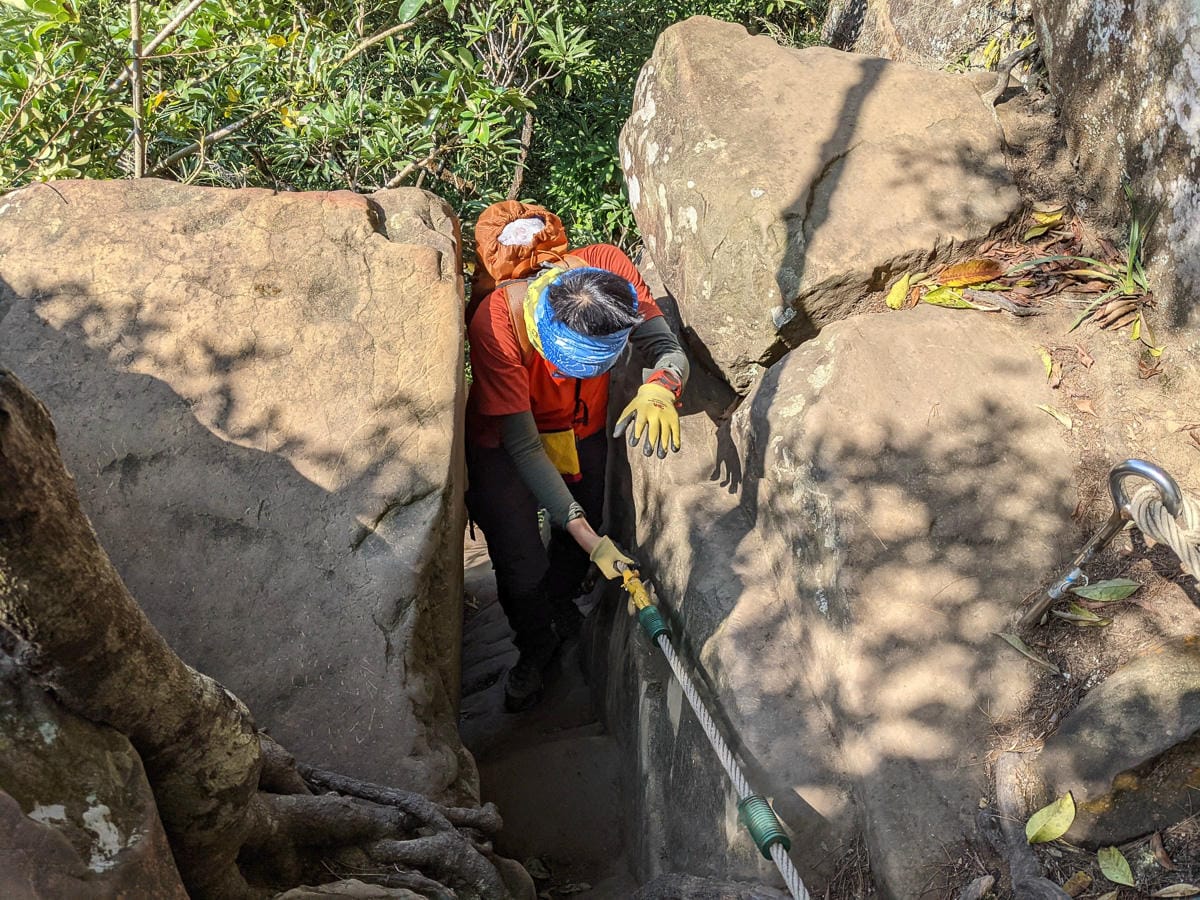 三峽五寮尖 刺激驚險爬山路線 峭壁雄峰拉繩垂降的體力活