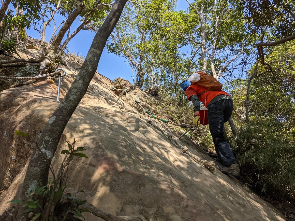 三峽五寮尖 刺激驚險爬山路線 峭壁雄峰拉繩垂降的體力活