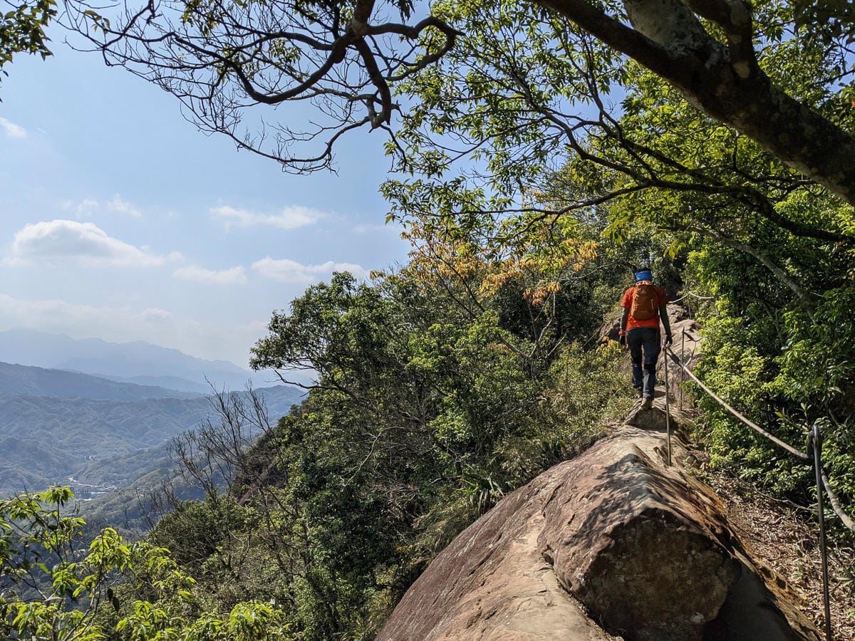 三峽五寮尖 刺激驚險爬山路線 峭壁雄峰拉繩垂降的體力活