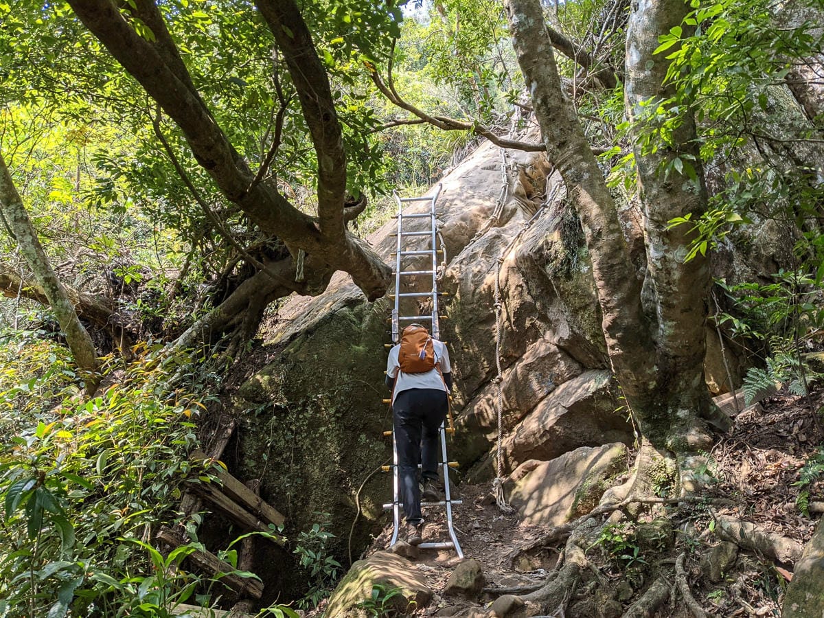 三峽五寮尖 刺激驚險爬山路線 峭壁雄峰拉繩垂降的體力活