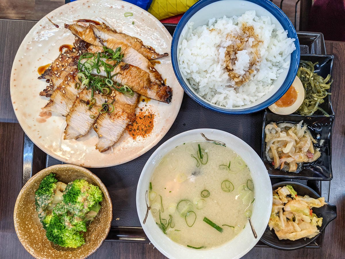 內湖生魚片 澄食小人屋日式定食之總是大排隊