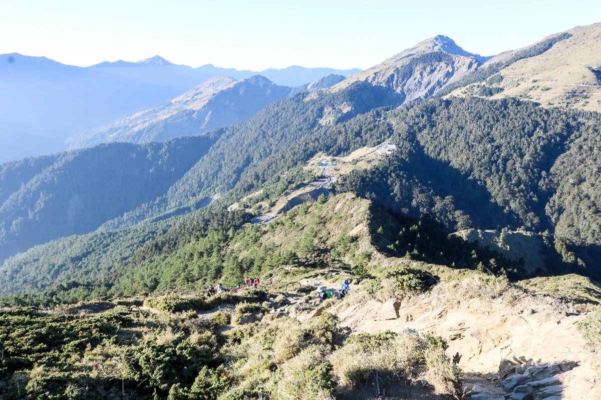 合歡北峰縱看中央山脈雪山山脈 杜鵑花季這樣美