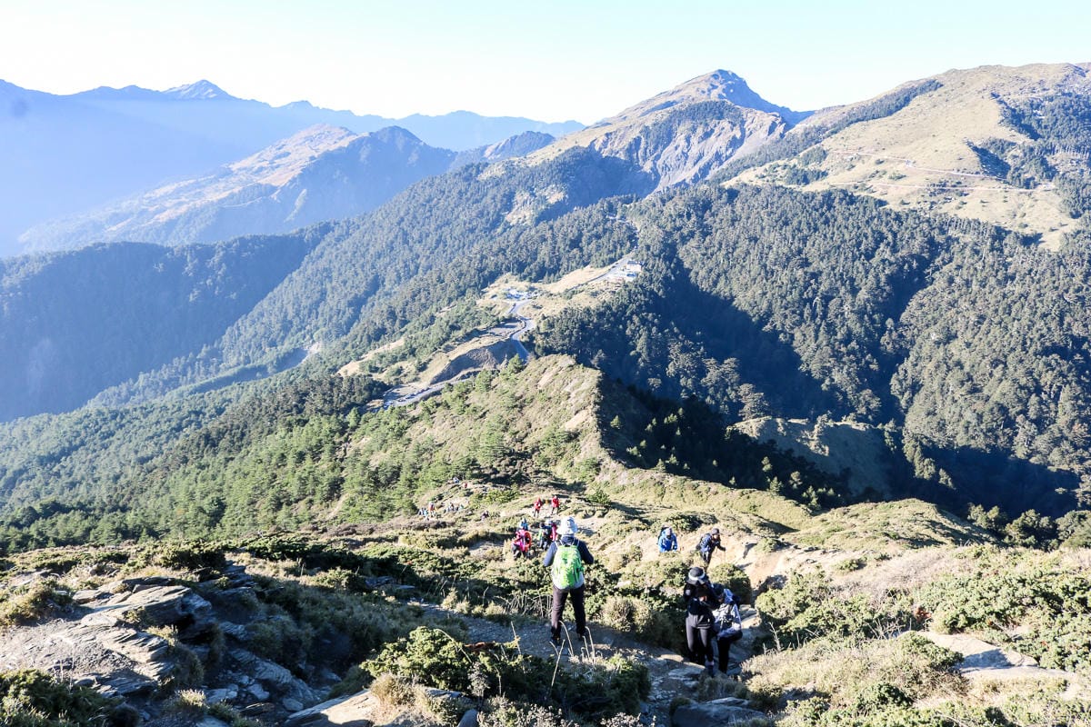 合歡北峰縱看中央山脈雪山山脈 杜鵑花季這樣美