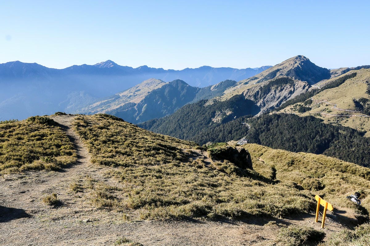 合歡北峰縱看中央山脈雪山山脈 杜鵑花季這樣美