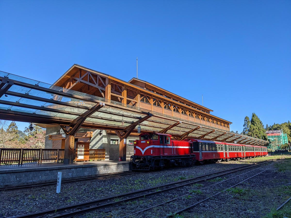 阿里山眠月線翻新 頭燈必備穿越隧道拉繩申請入園值得來