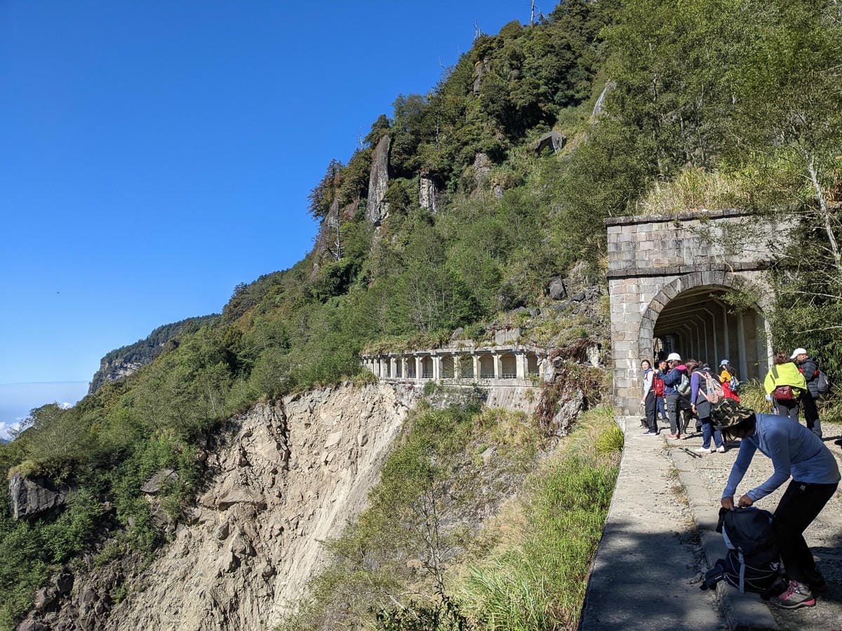 阿里山眠月線翻新 頭燈必備穿越隧道拉繩申請入園值得來