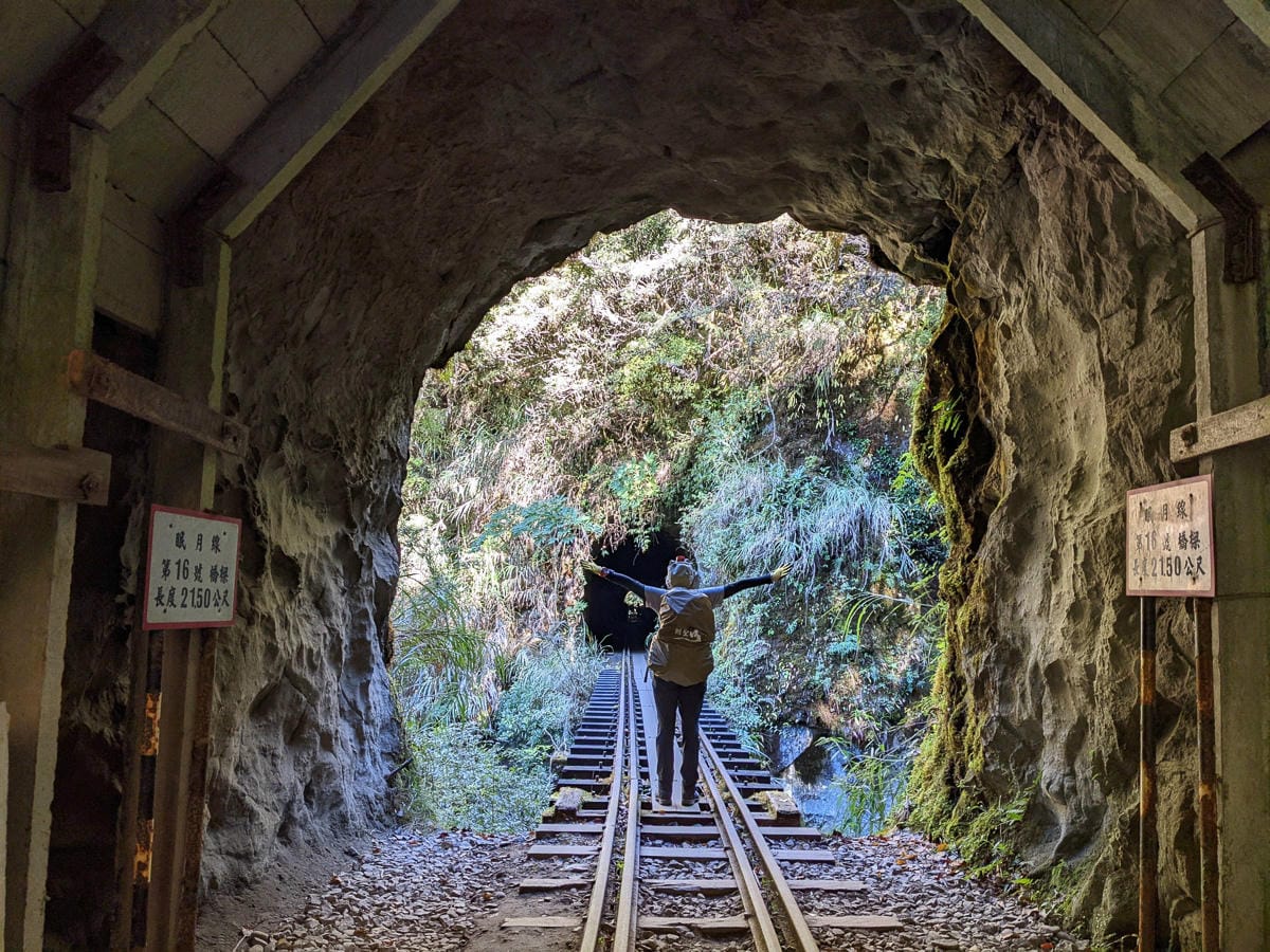 阿里山眠月線翻新 頭燈必備穿越隧道拉繩申請入園值得來