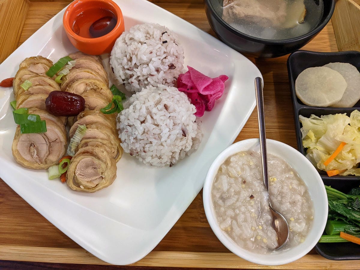 池上美食 豆腐豆包水煎包熱炒火鍋四神湯草粿甜點