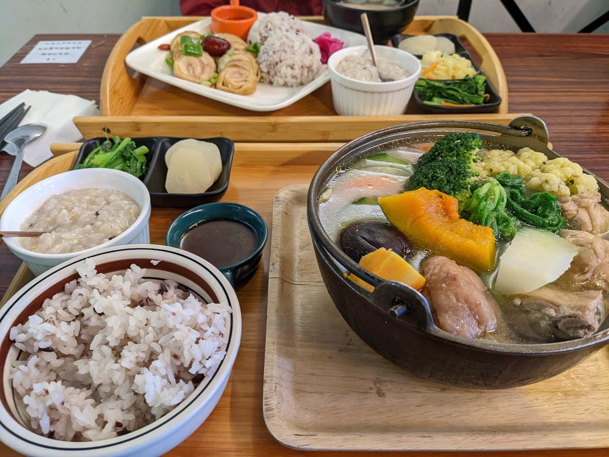 池上美食 豆腐豆包水煎包熱炒火鍋四神湯草粿甜點