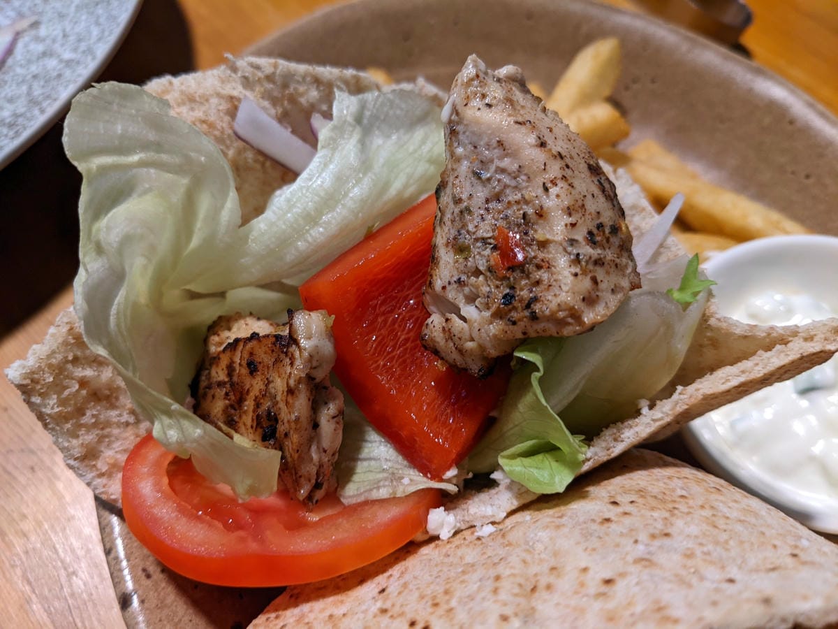 希臘左巴台大店 | 學生聚餐異國菜假日一位難求 - 第2張圖 希臘左巴台大店 | 學生聚餐異國菜假日一位難求