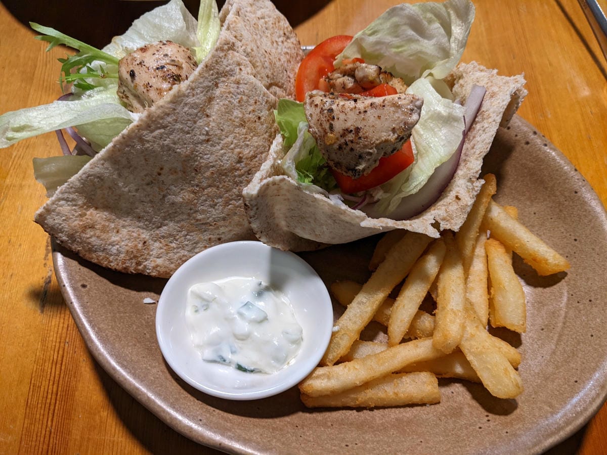 希臘左巴台大店 | 學生聚餐異國菜假日一位難求 - 第3張圖 希臘左巴台大店 | 學生聚餐異國菜假日一位難求