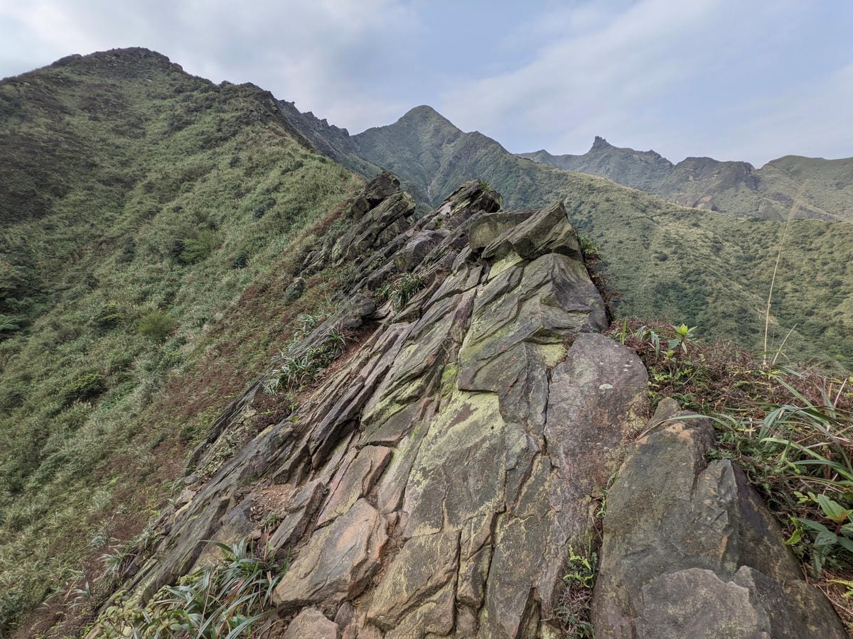 劍龍稜新路線 鋸齒稜茶壺山稜線縱走之繩索已拆