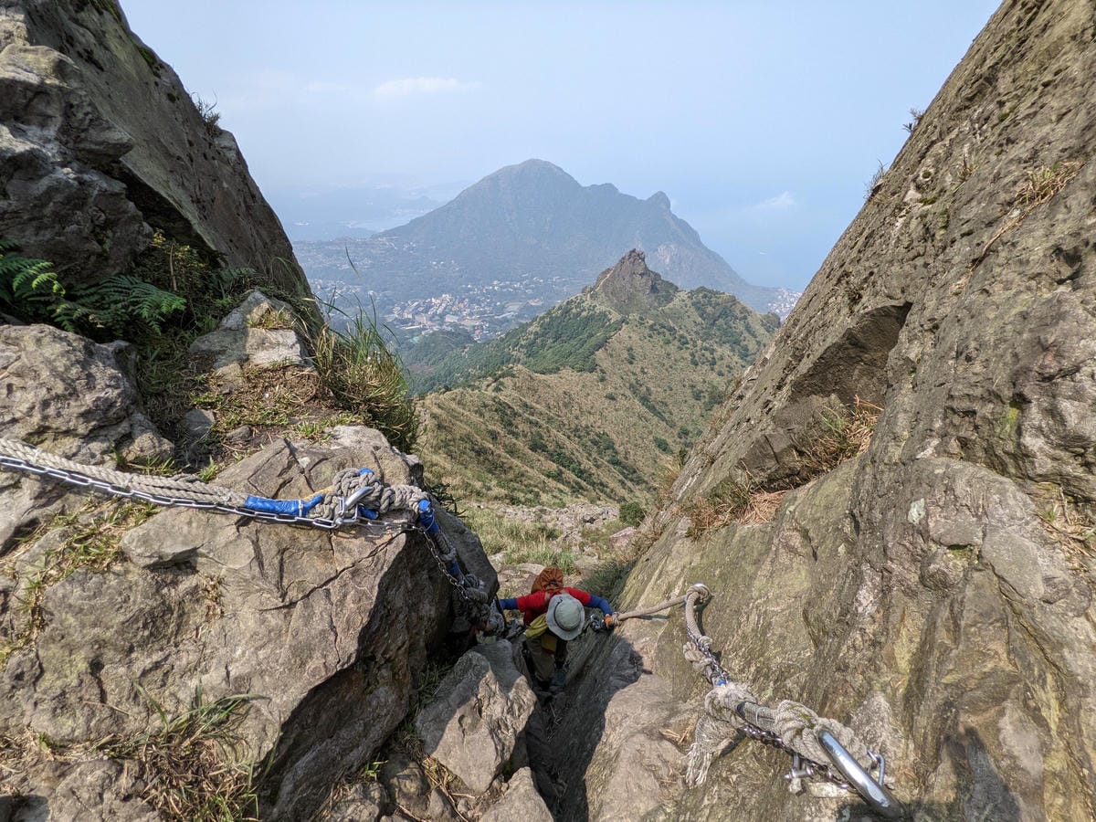 劍龍稜新路線 鋸齒稜茶壺山稜線縱走之繩索已拆