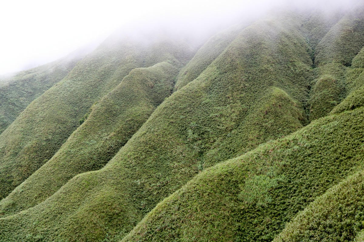宜蘭抹茶山大景｜三角崙山群峰收小百岳順便成為泥娃娃