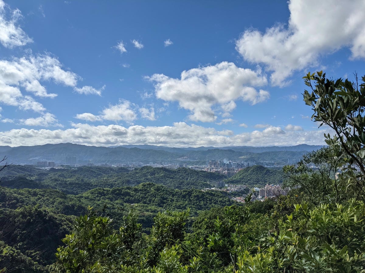 台北內湖 龍船岩非傳統的挑戰路線 迷你版五寮尖練腿推薦