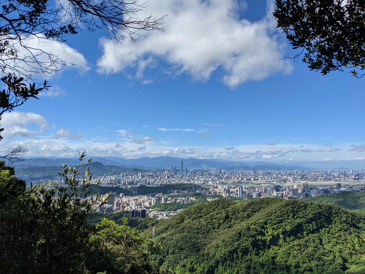 台北內湖 龍船岩非傳統的挑戰路線 迷你版五寮尖練腿推薦