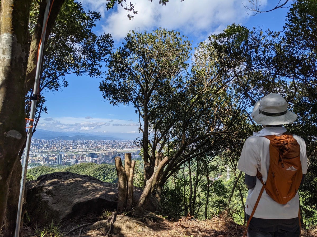 台北內湖 龍船岩非傳統的挑戰路線 迷你版五寮尖練腿推薦