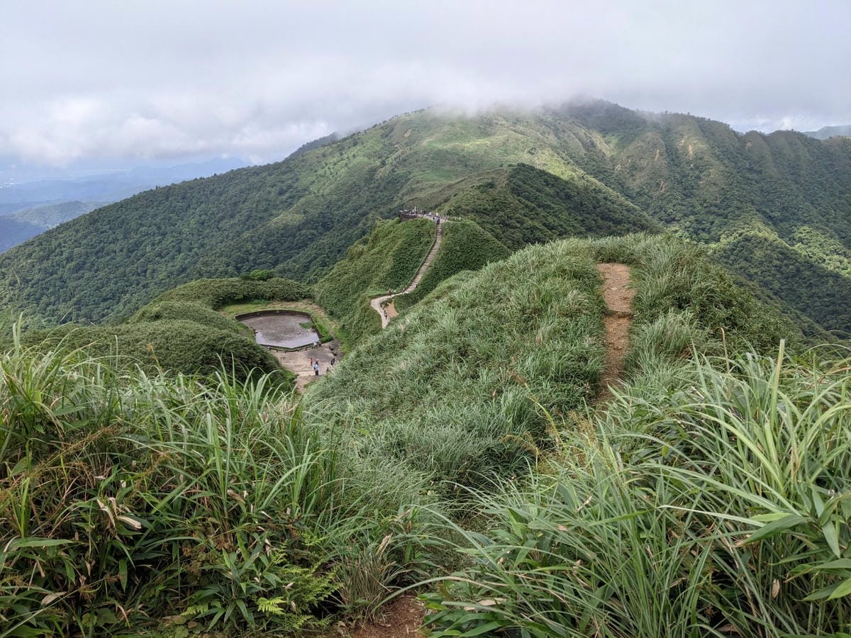 宜蘭抹茶山大景｜三角崙山群峰收小百岳順便成為泥娃娃