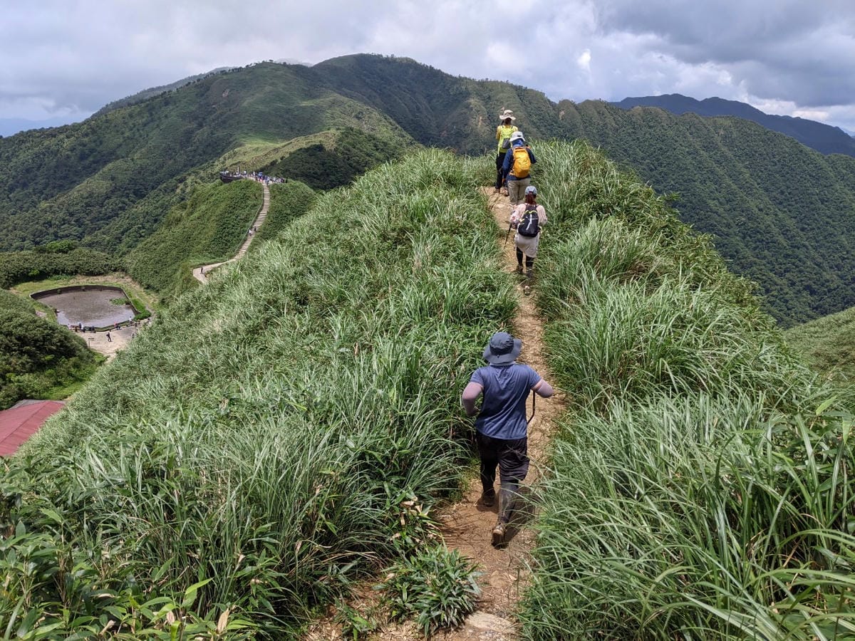 宜蘭抹茶山大景｜三角崙山群峰收小百岳順便成為泥娃娃