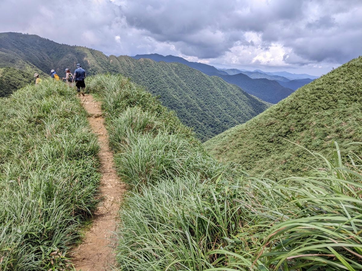 宜蘭抹茶山大景｜三角崙山群峰收小百岳順便成為泥娃娃