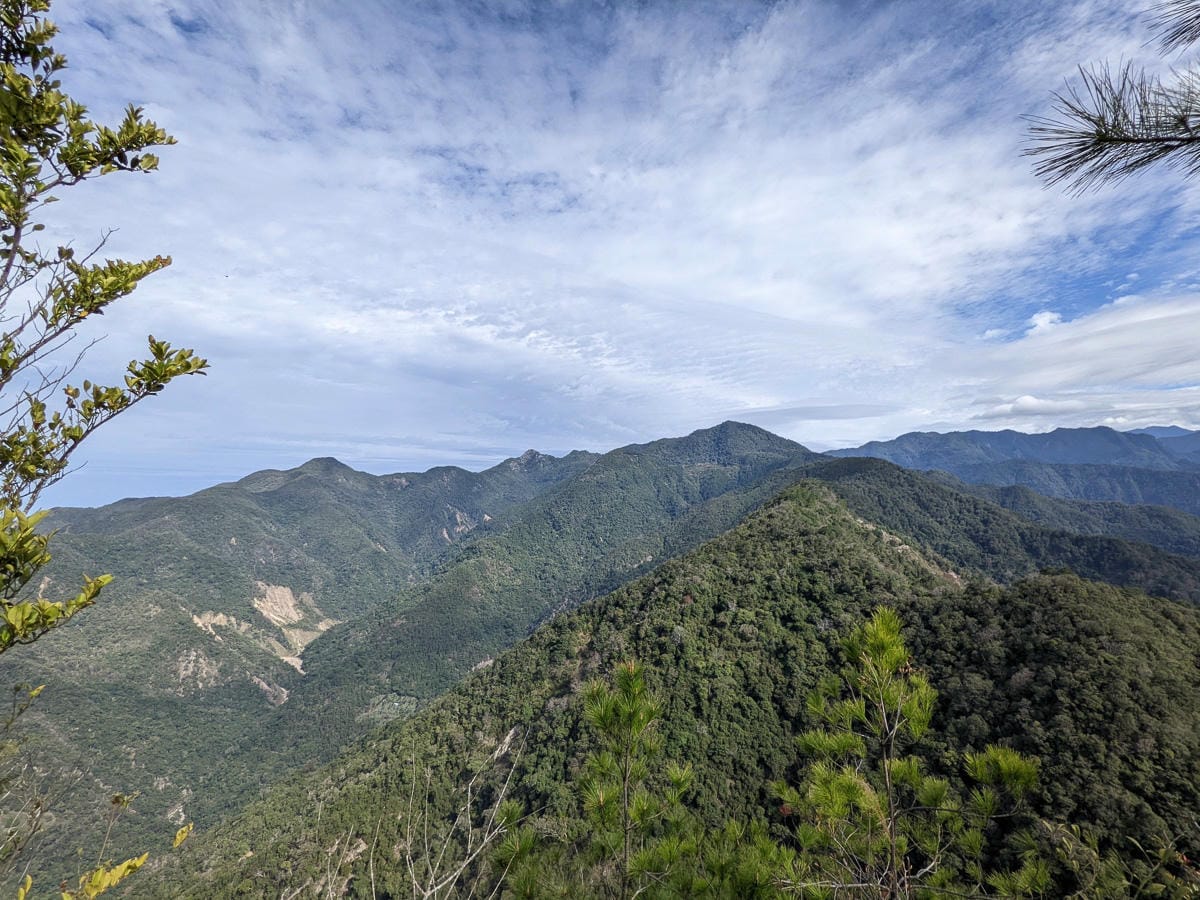 谷關七雄東卯山東南稜縱走德芙蘭｜石瀑攀爬沒有極限