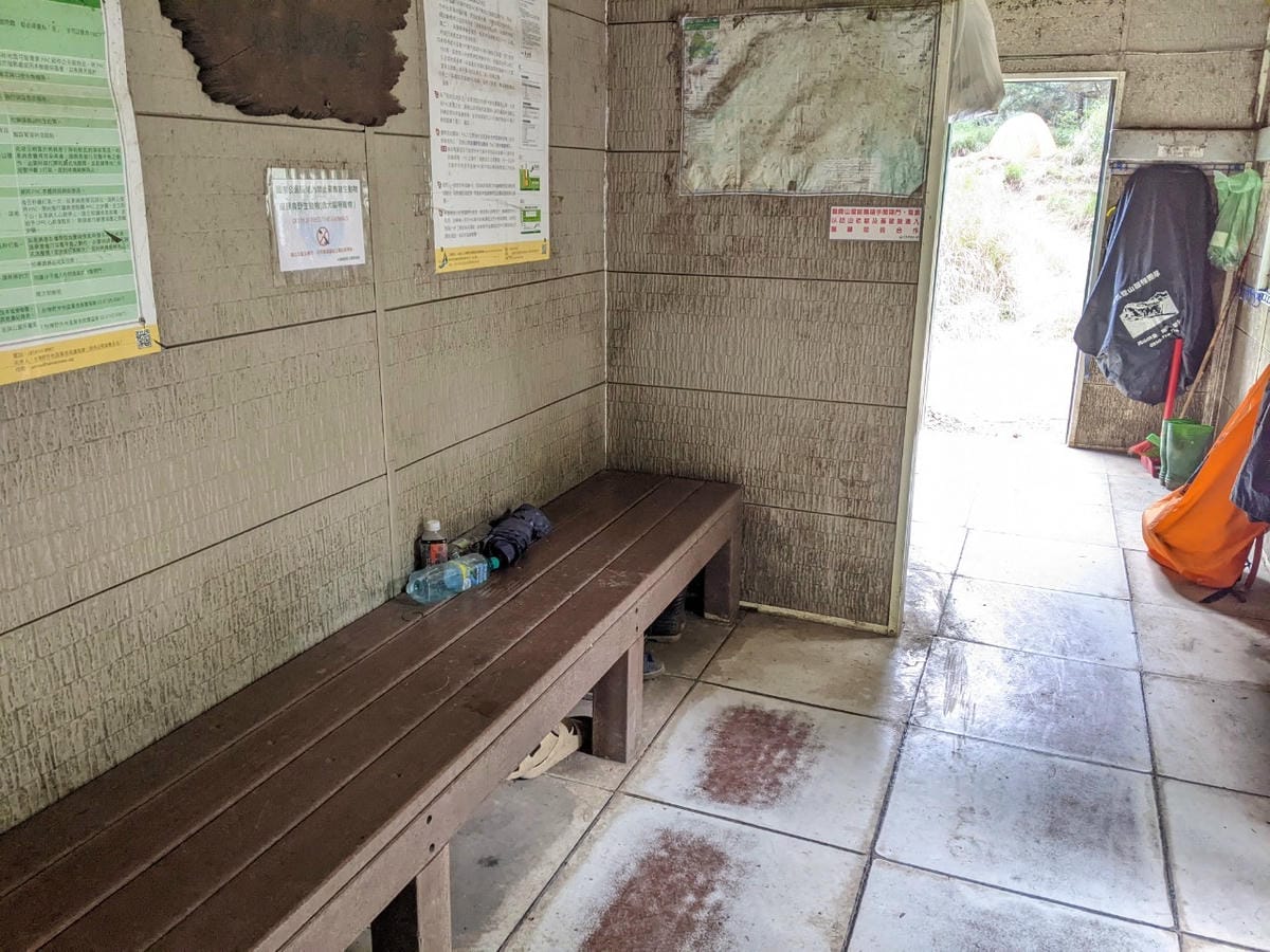 新雲稜山屋有水塔｜北一段南湖大山必經之地