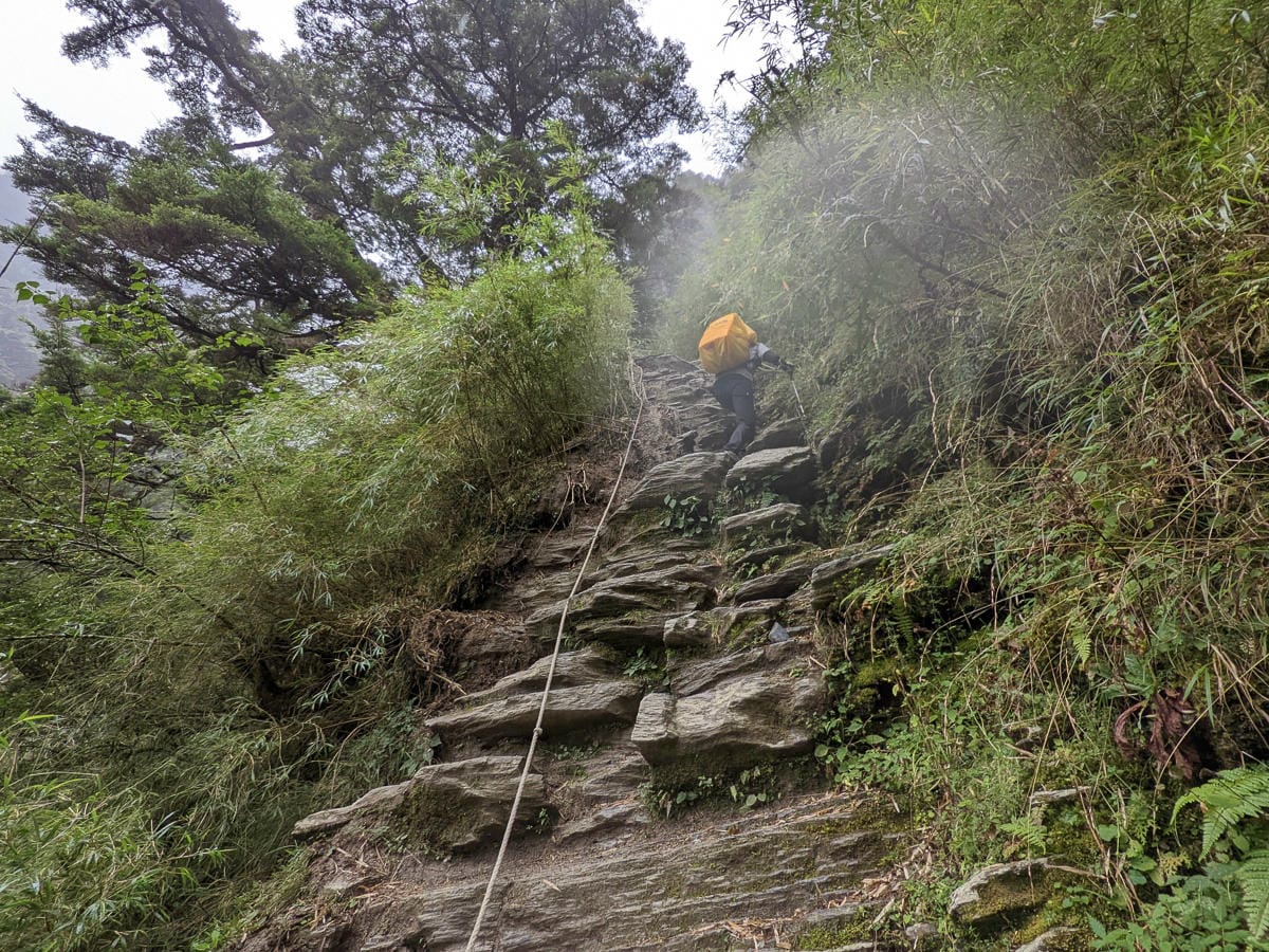 走進奇萊主北 奇萊稜線百岳黑色奇萊面紗不是蓋的