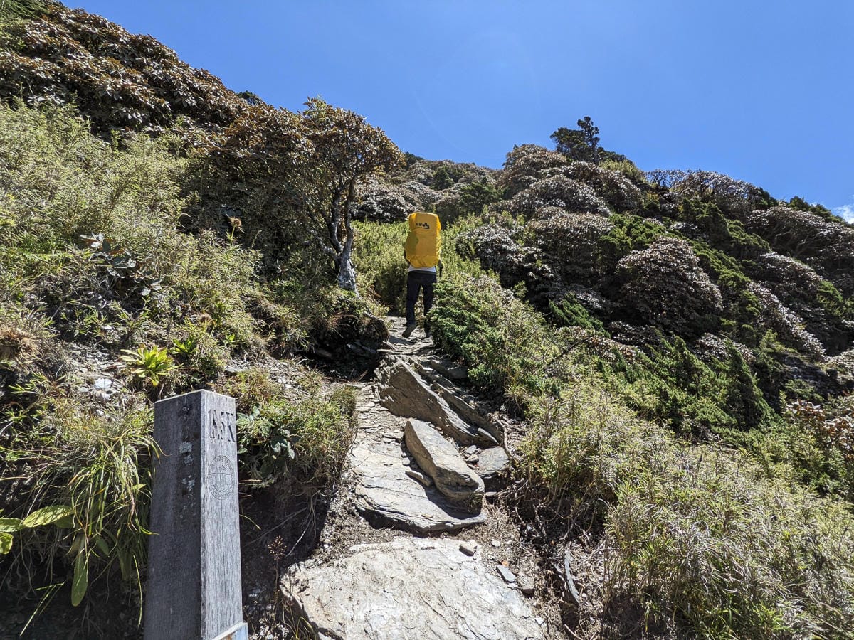 南湖大山難度行程記錄｜圈谷前的眼淚｜碎石坡